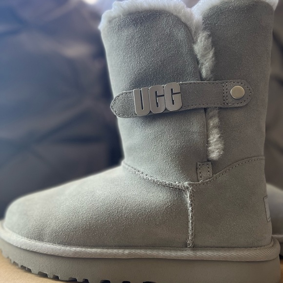 UGG Bailey Metal Graphic Leather - Picture 7 of 11